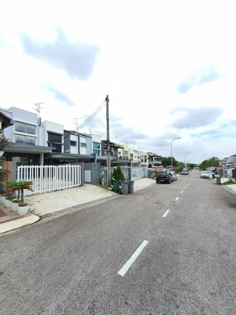 Double Storey Terrace House Caryota Square – photo 1