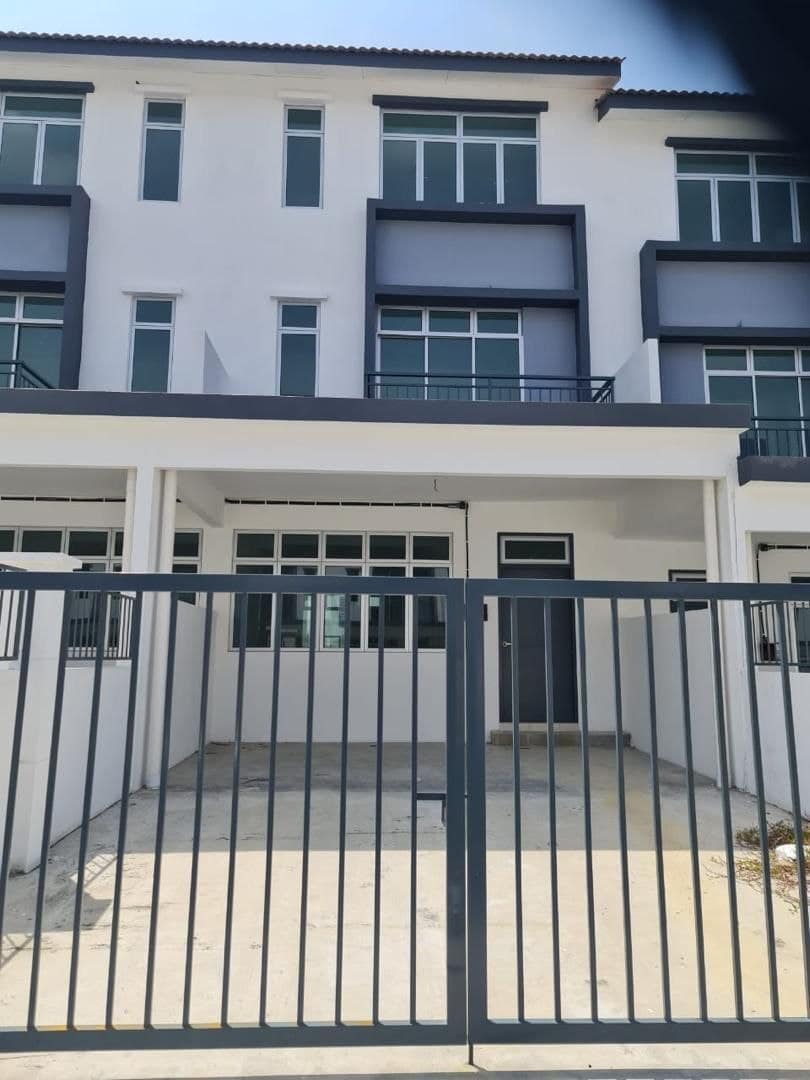 Triple Storey Terrace Taman Pulai Mutiara 2 – photo 1