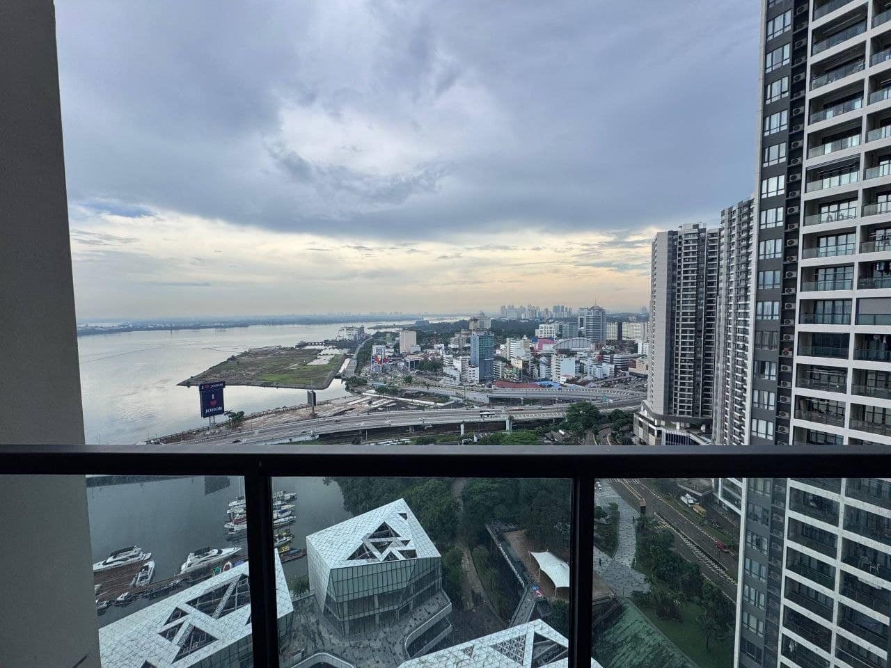 Condominium R&F Princess Cove (Phase 2) – photo 1