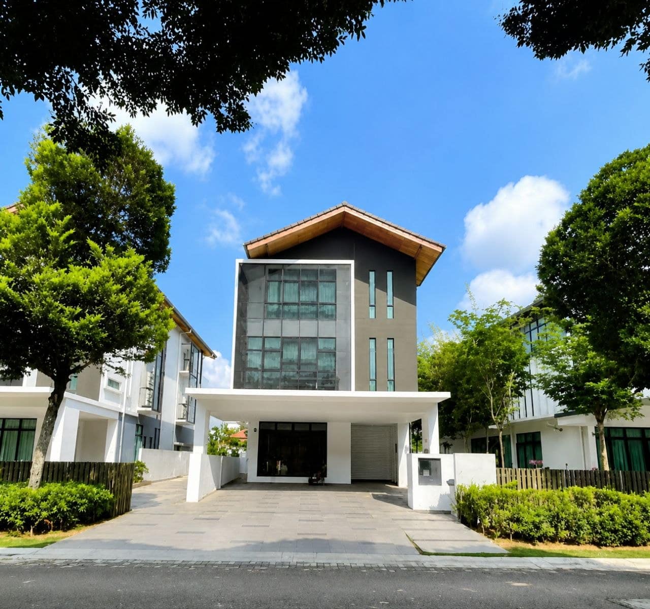 3-Storey Bungalow Isola Grandeur @ Senibong Cove – photo 1