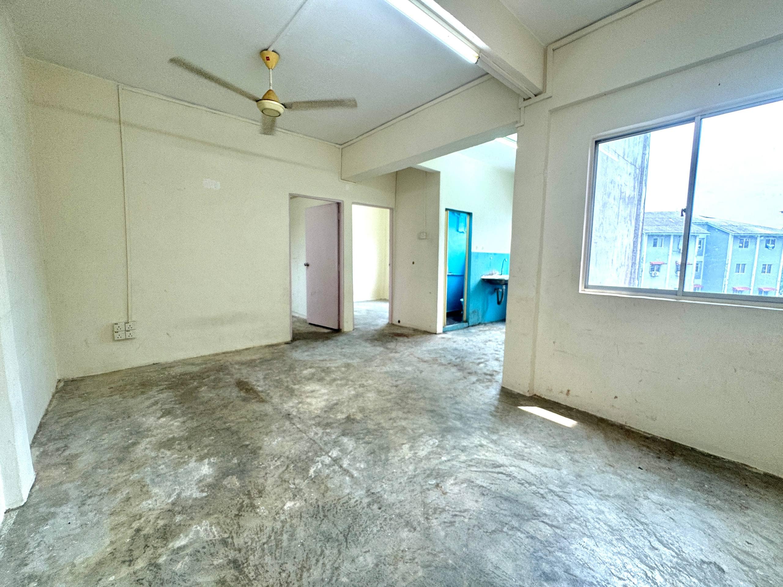 Low Cost Flat Taman Melawati – photo 1