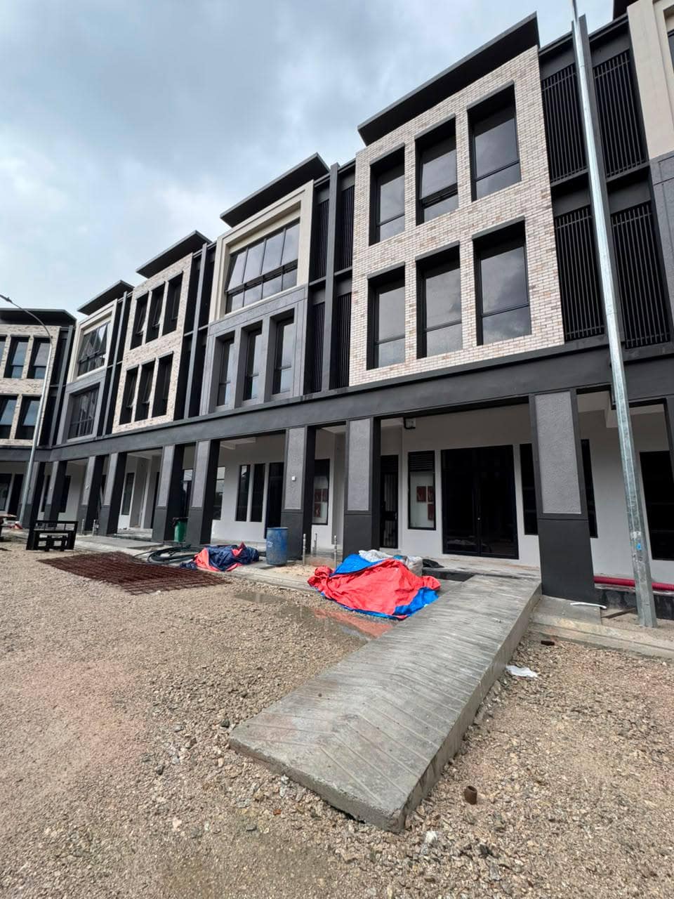 3-Storey Shop Lot Setia Tropika – photo 1