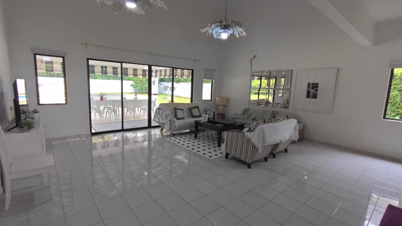 2-Storey English Cottage Bungalow Bayou Bay – photo 1