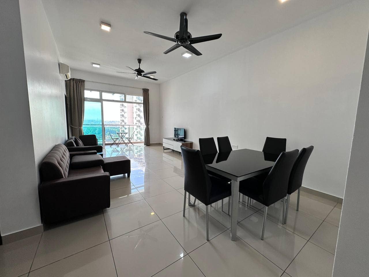 Condominium Larkin – photo 1