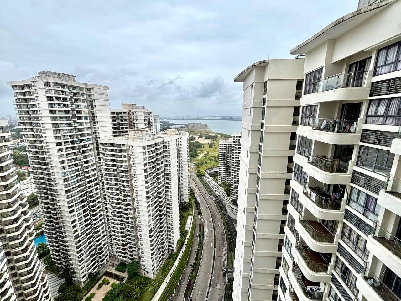 Condo Country Garden Danga Bay – photo 1