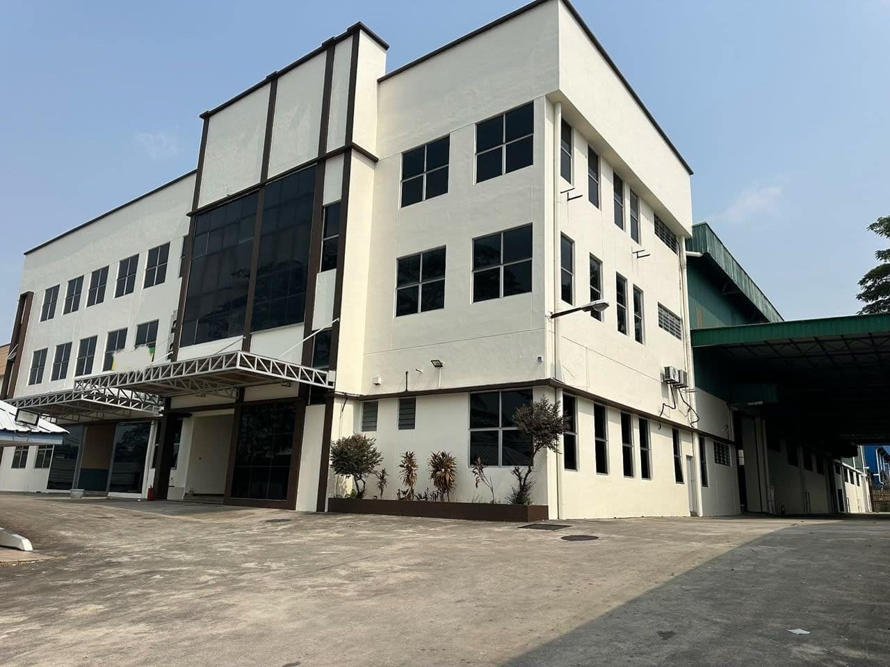 Triple Semi-D Factory Taman Perindustrian Desa Plentong – photo 1
