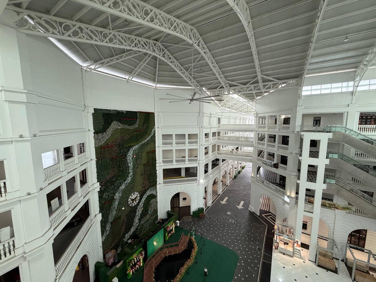 Corner Eco Galleria – photo 1