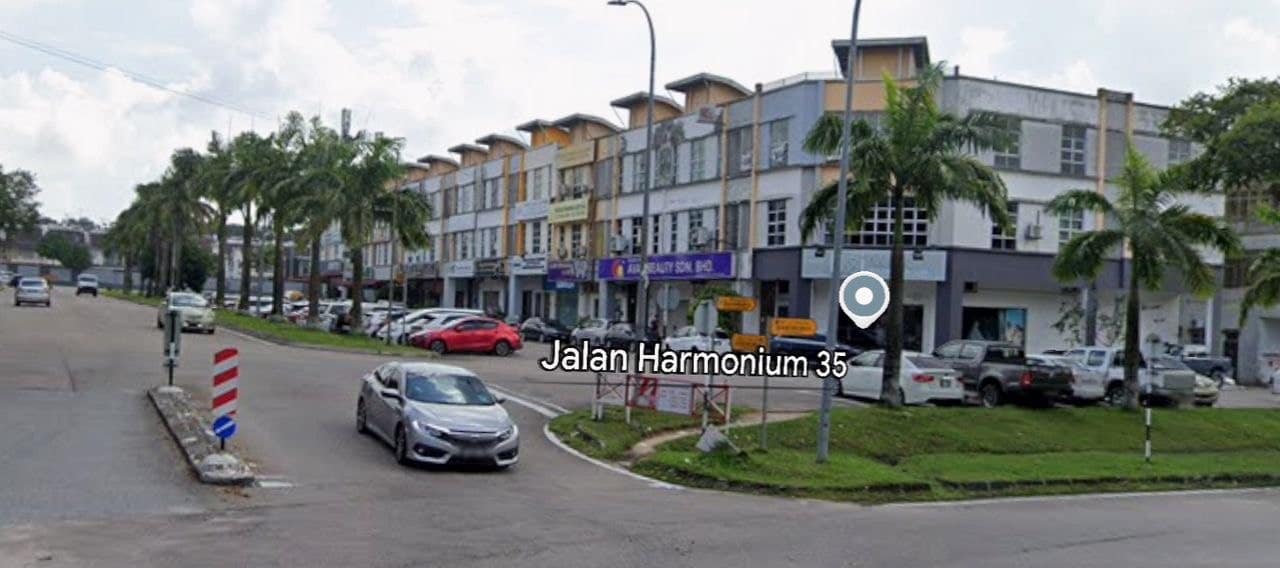 3 storey shoplot Desa Tebrau – photo 1