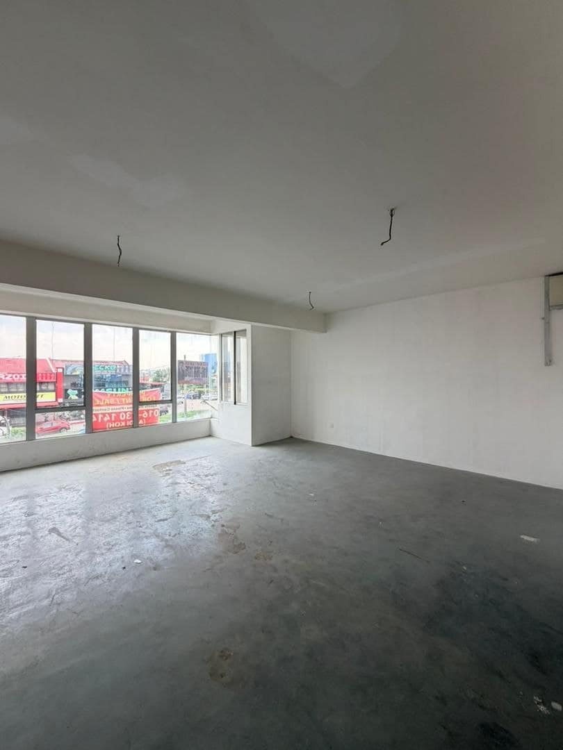 3-Storey Shoplot Austin Crest – photo 1