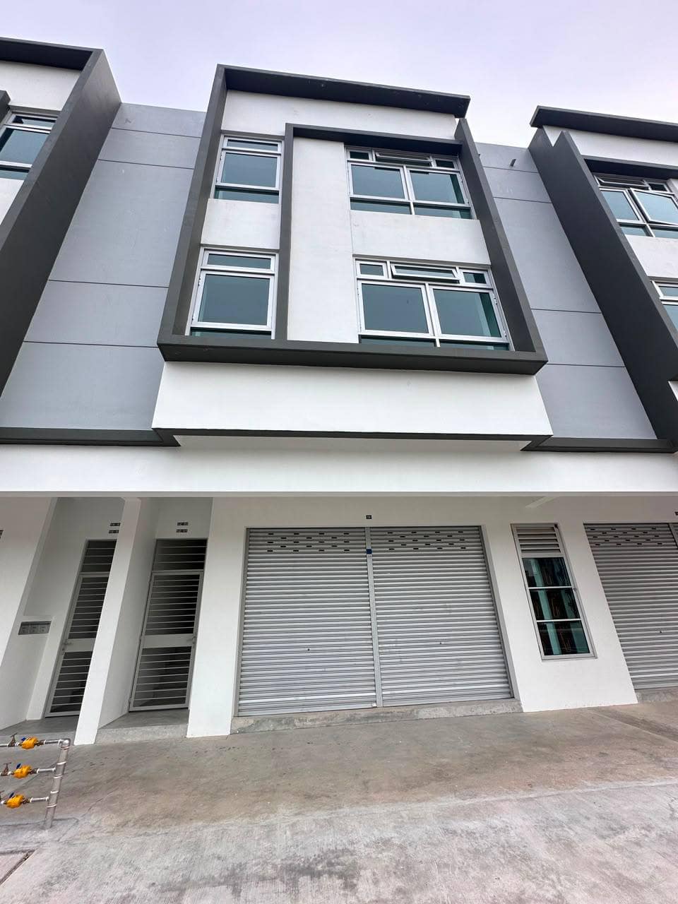 3-Storey Shop Office Adda Height – photo 1