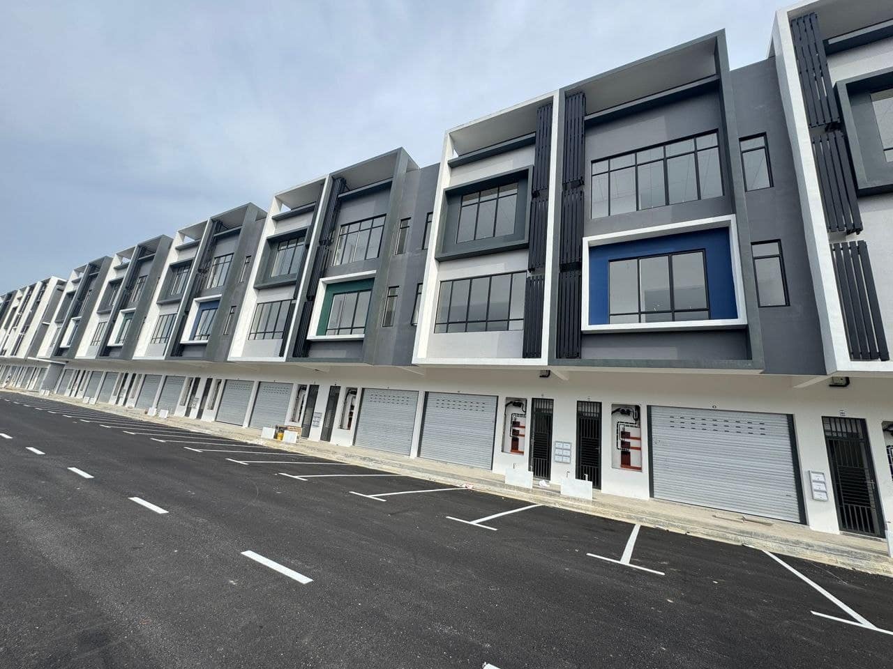 3 Storey Shoplot Emerald Business Park @ Austin Crest – photo 1