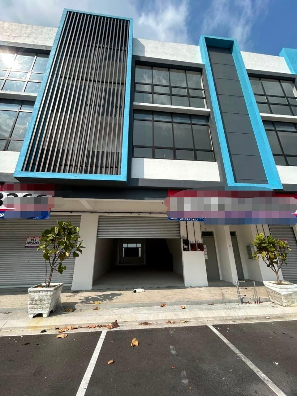 3-Storey Shoplot Pekan Nanas – photo 1