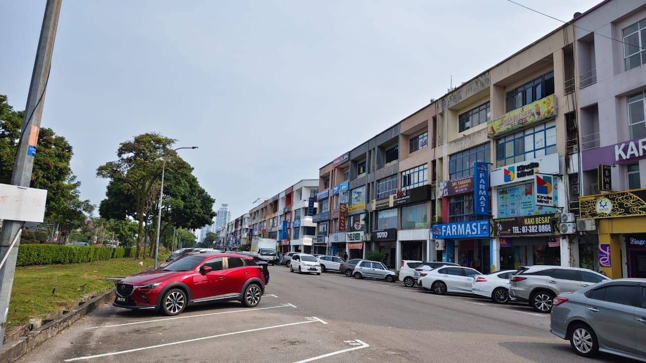 4-Storey End Lot Shoplot Permas Jaya – photo 1