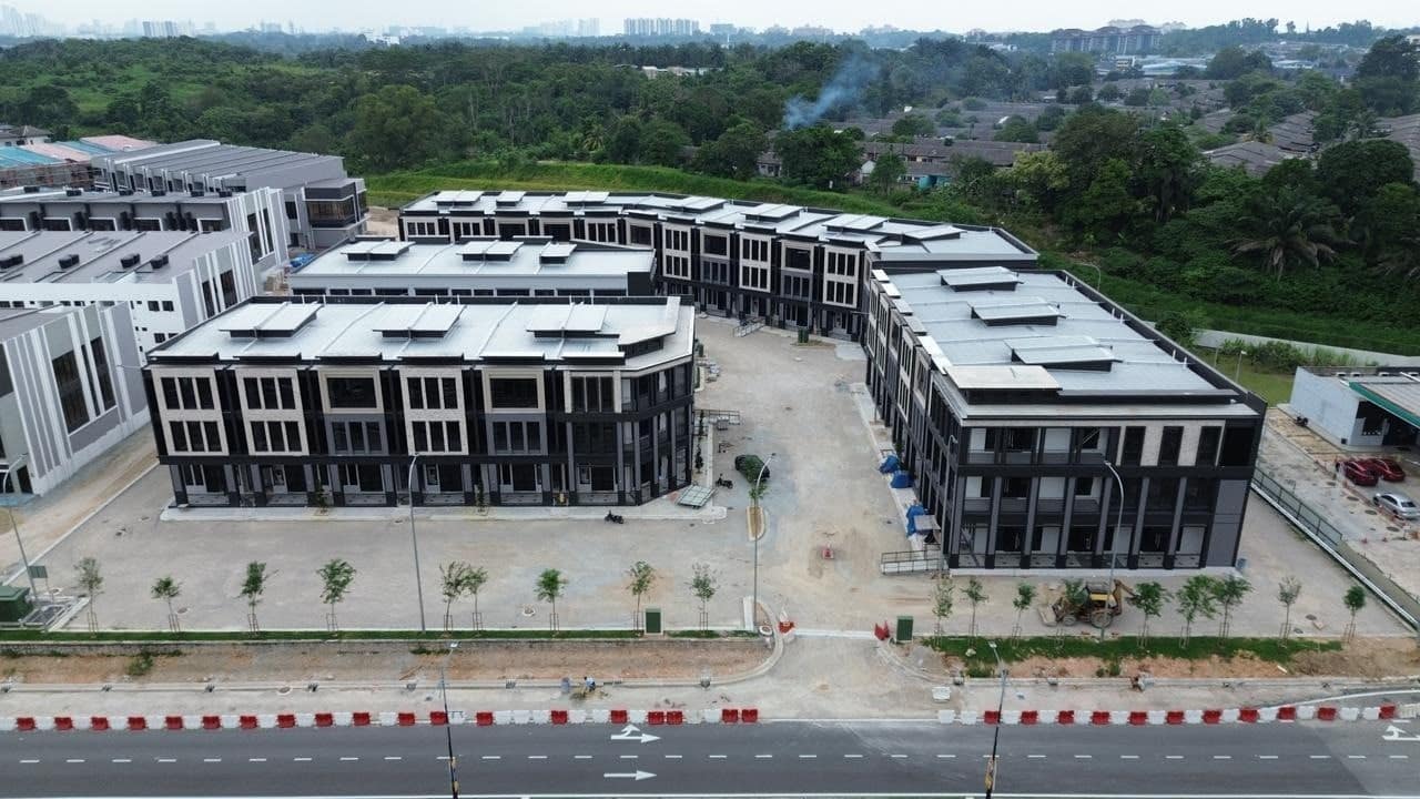 3-Storey Boutique Shoplot Setia Tropika – photo 1