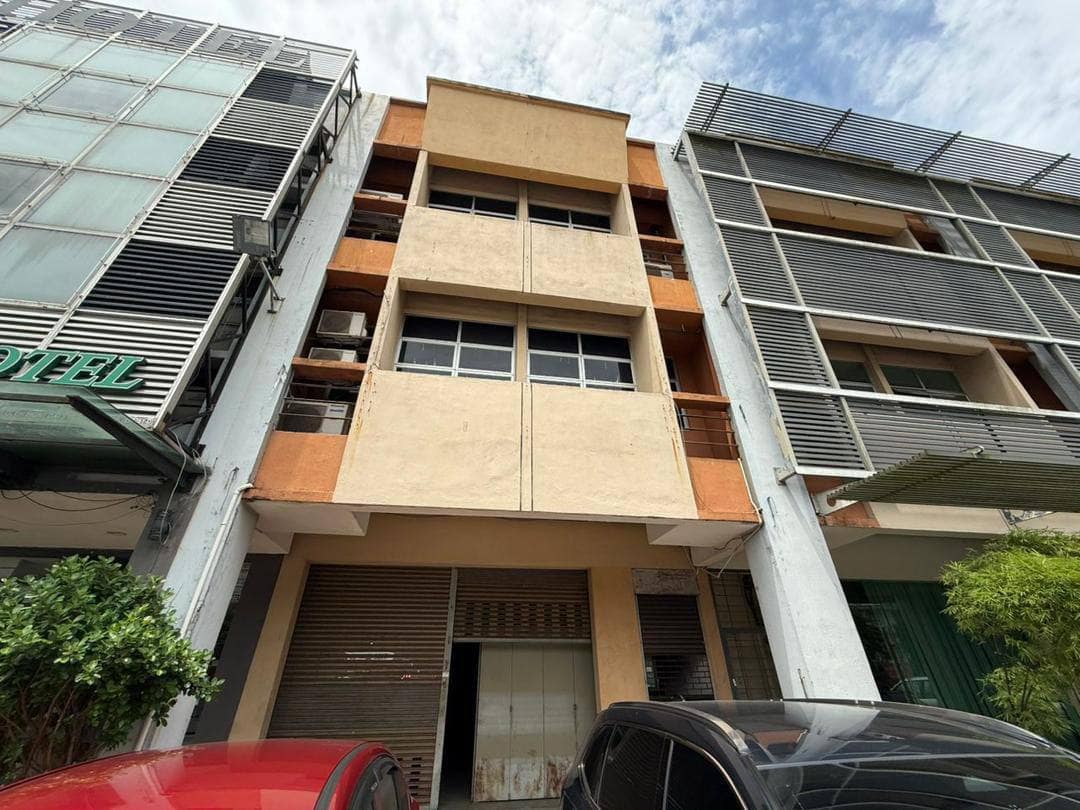 Three Storey Shop Lot Permas Mall Permas Utara – photo 1