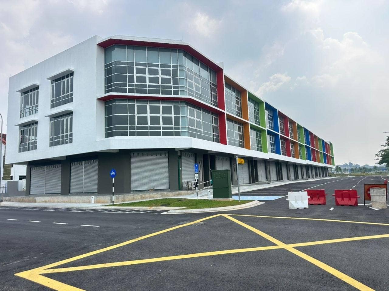3-Storey Intermediate Shoplot Bandar Dato Onn – photo 1