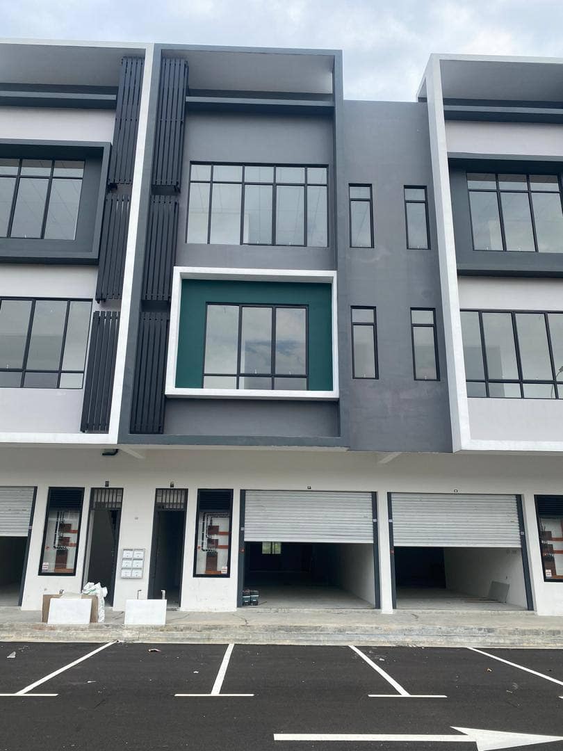 3-Storey Shop Lot Austin Crest – photo 1