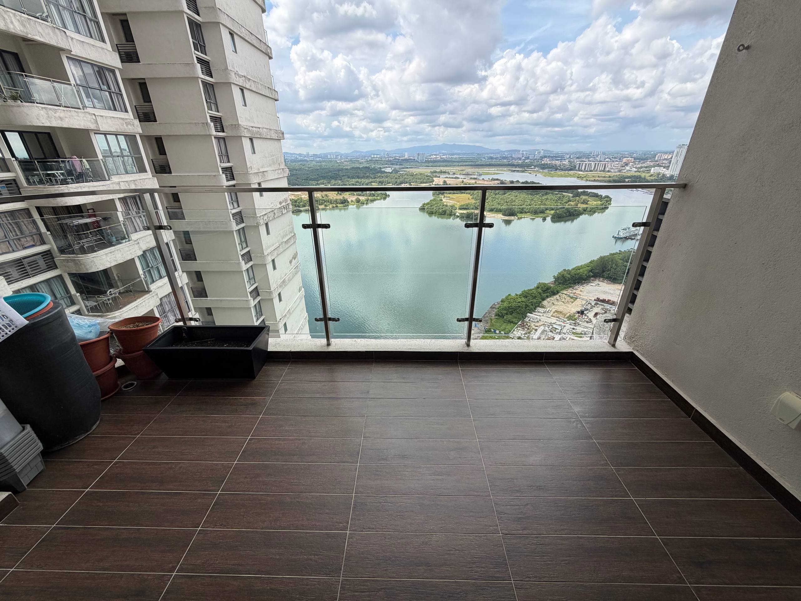 Condominium Country Garden Danga Bay 2