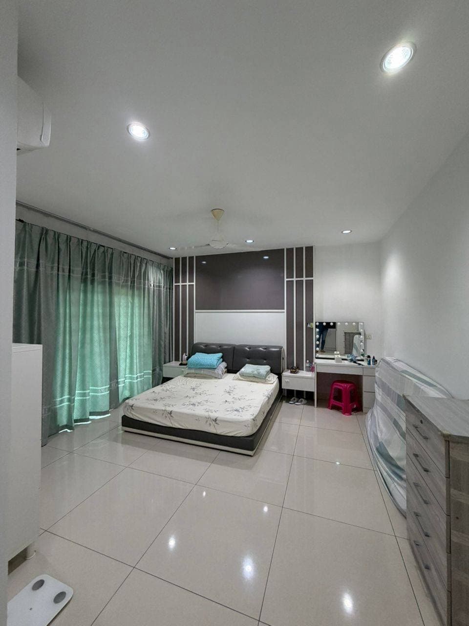 Double storey cluster corner Kempas Height 6