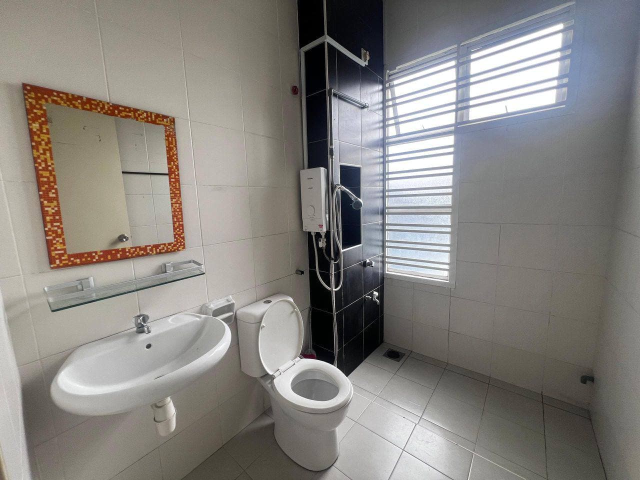 Double Storey Terrace House Sri Austin Lake View 8