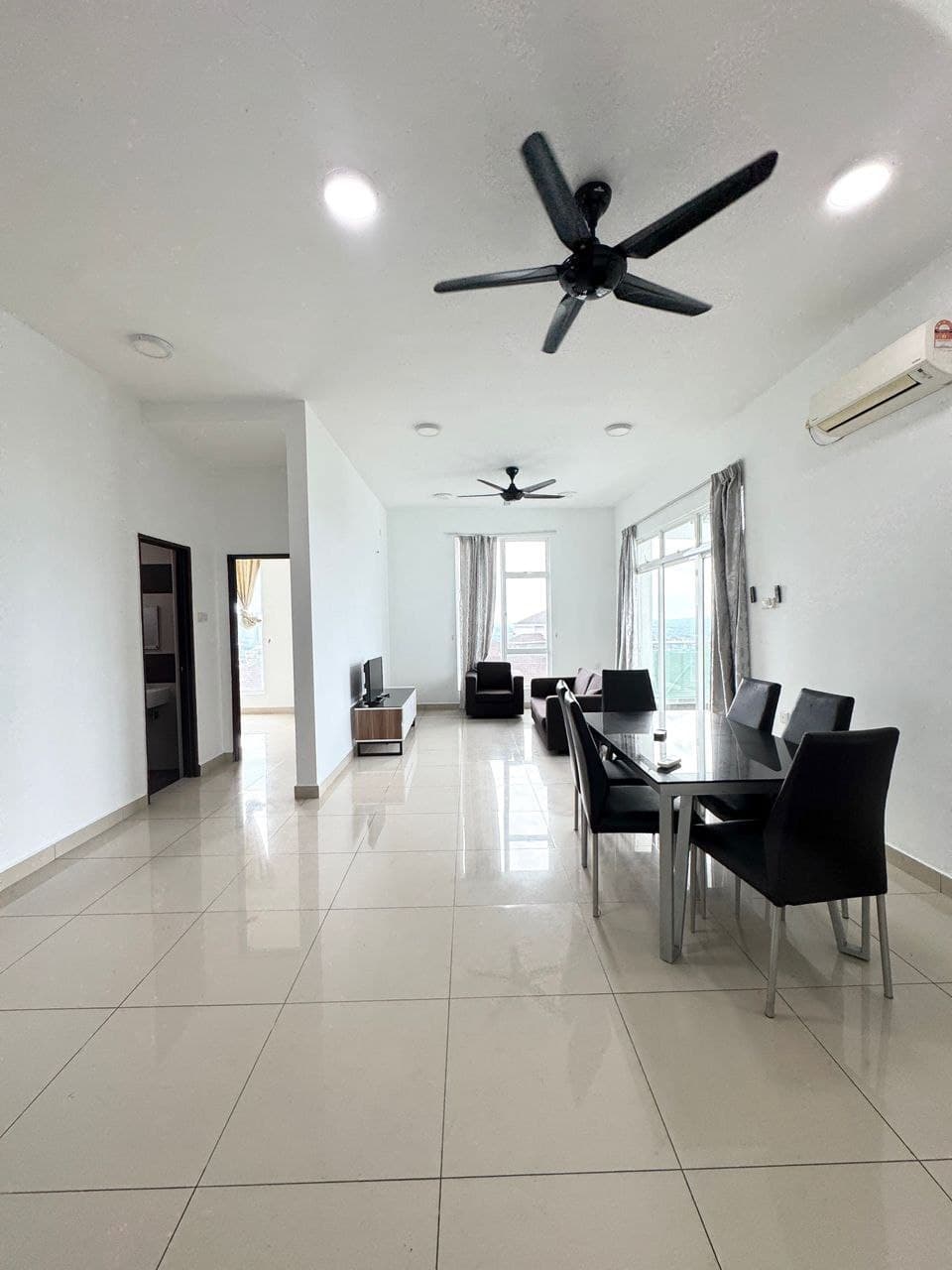 Apartment M Condominium Larkin 2