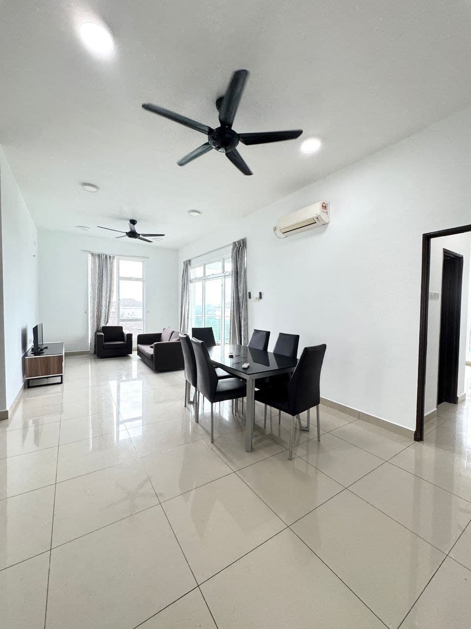Apartment M Condominium Larkin 11