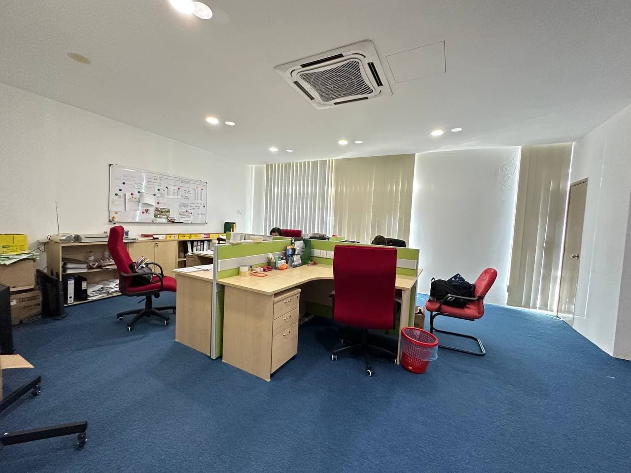 Shop Office Austin V Square 2