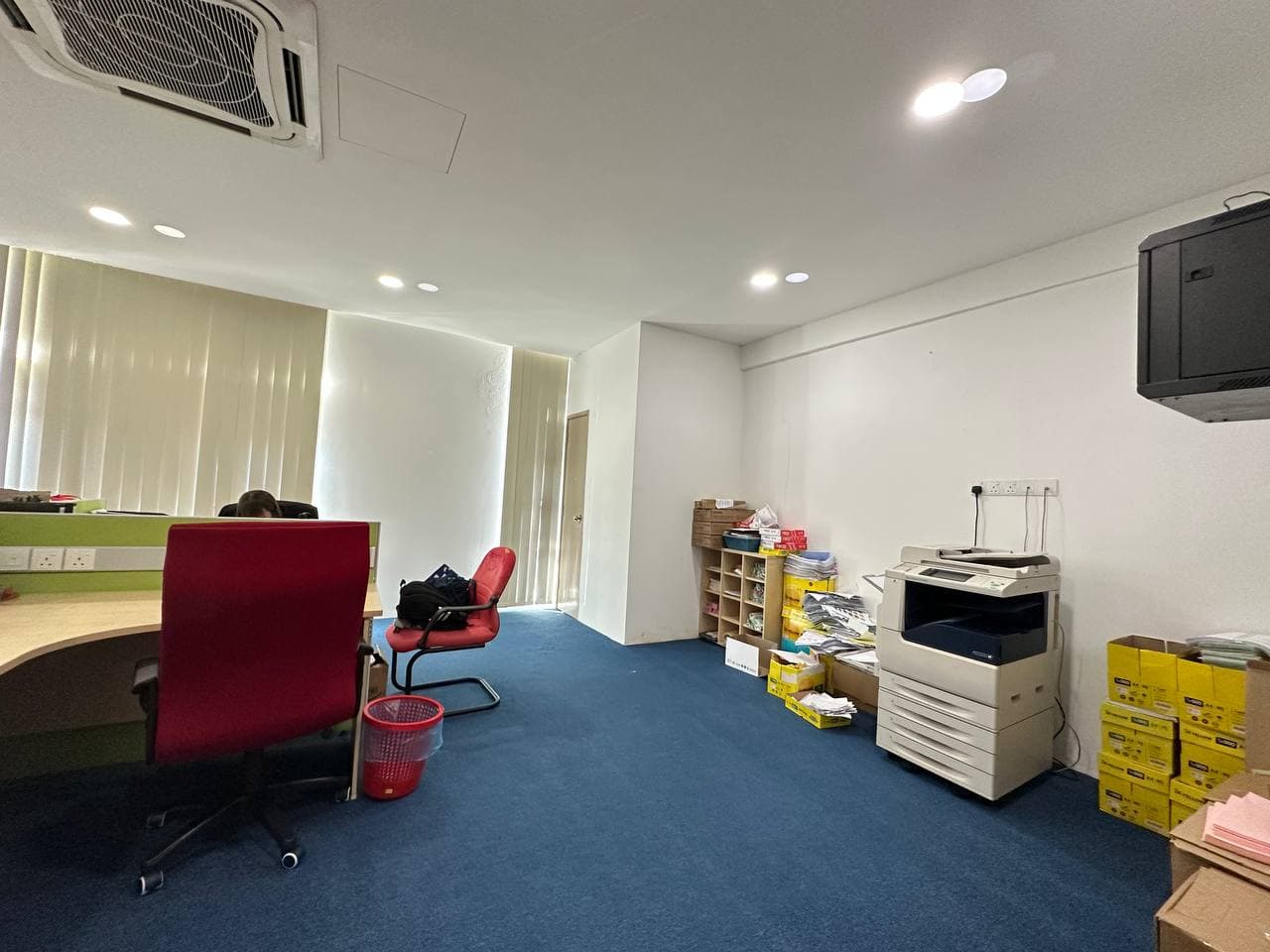 Shop Office Austin V Square 9