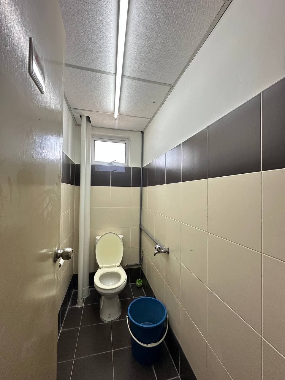 Shop Office Austin V Square 10