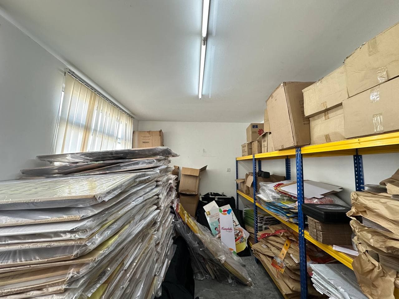 Shop Office Austin V Square 7