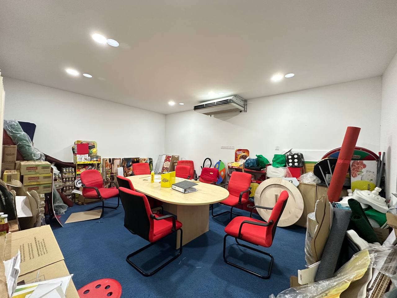 Shop Office Austin V Square 6