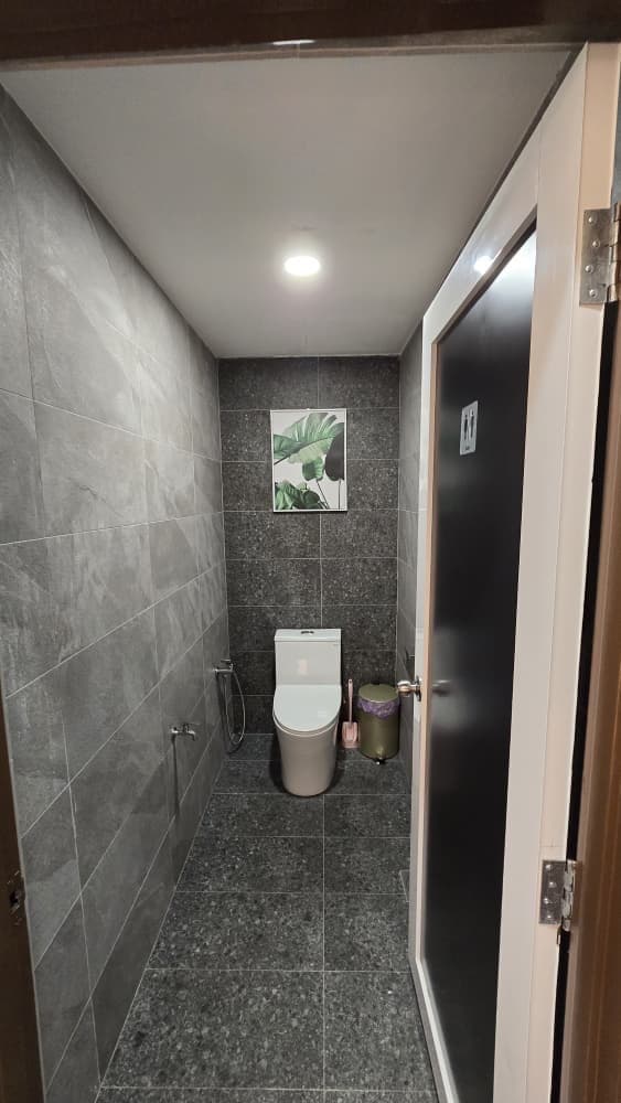 3 Storey Shop Lot Mount Austin 9