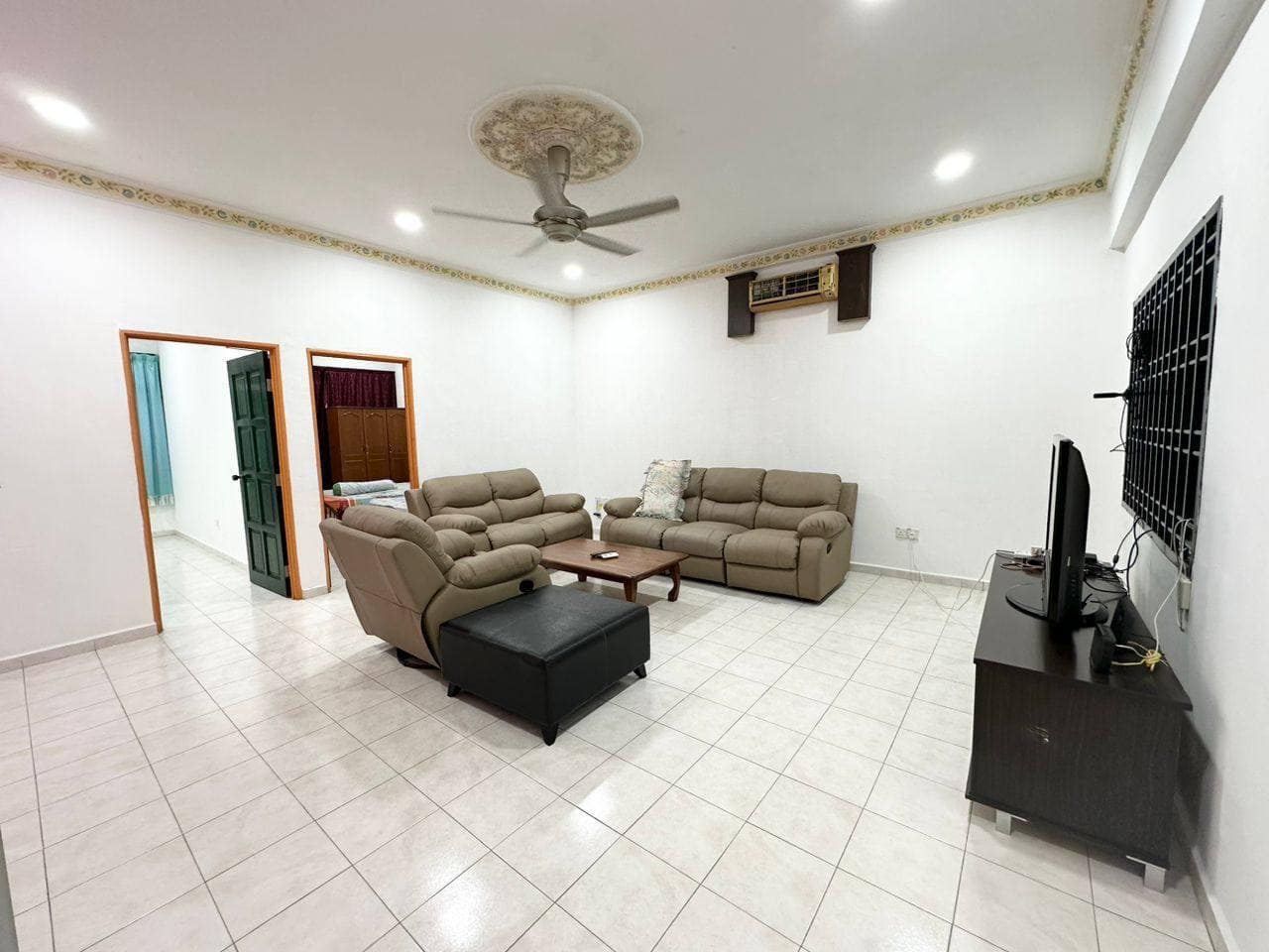 Double Storey Shop Lot Senai Utama – photo 1