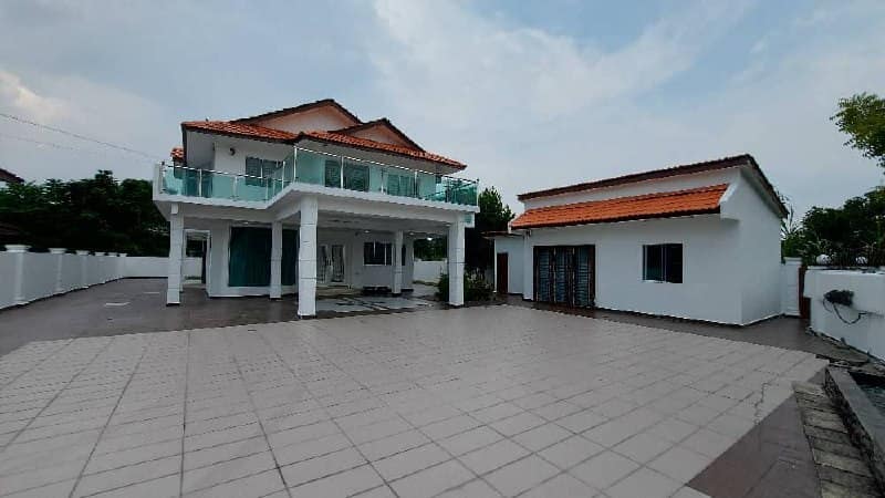 Double Storey Bungalow Taman Bukit Kempas – photo 1
