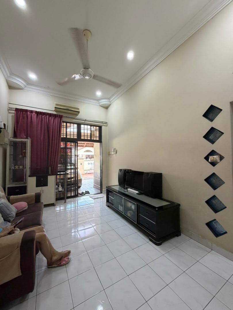 Single Storey Terrace Taman Molek – photo 1