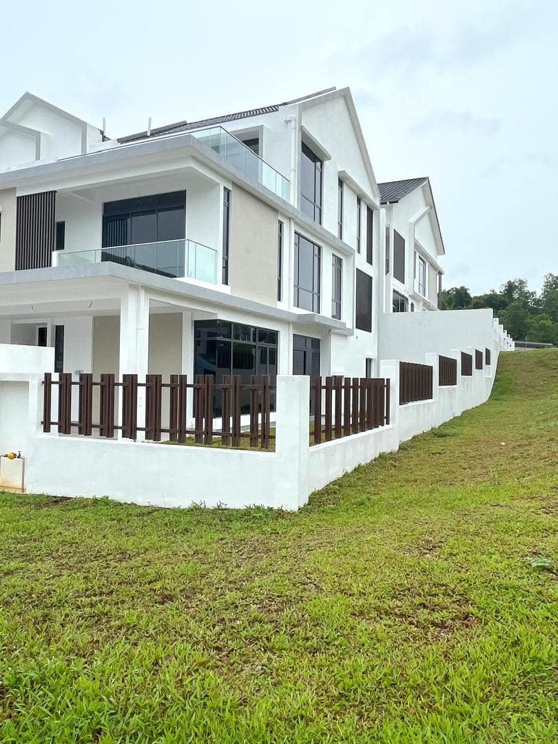 3-Storey Cluster House Horizon Hills – photo 1
