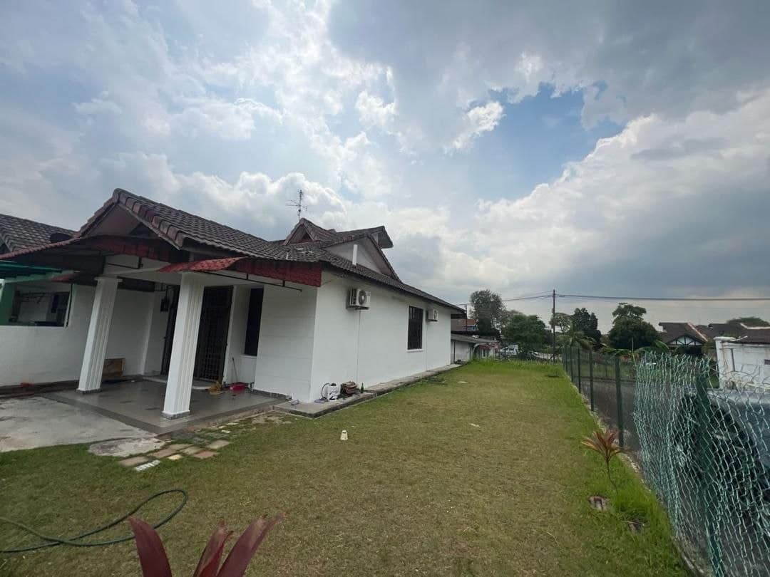 1.5-Storey Corner House Taman Molek – photo 1