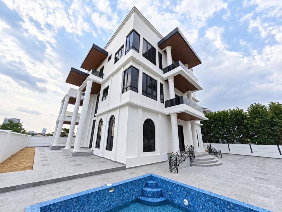 3-Storey Bungalow Corner Ponderosa โ photo 1