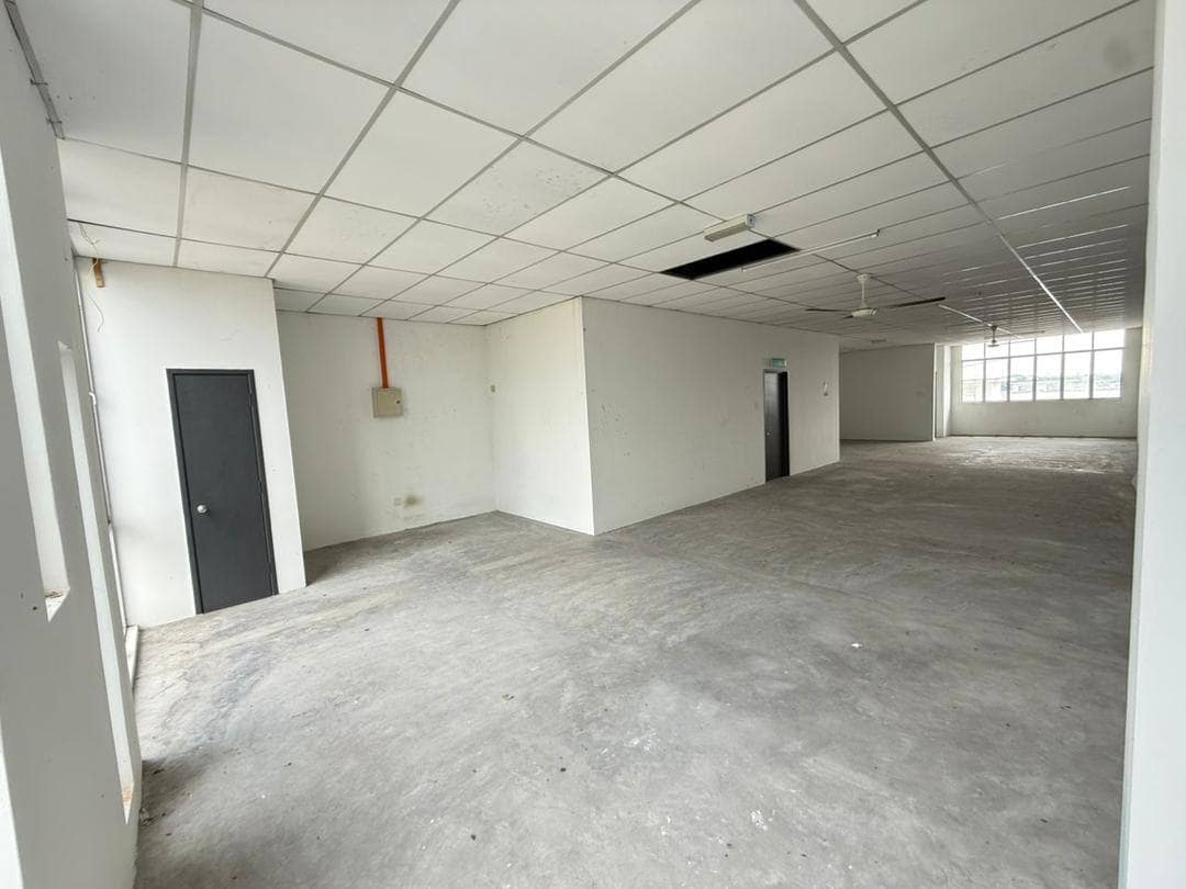 4 Storey Shoplot with Lift Kota Putri – photo 1