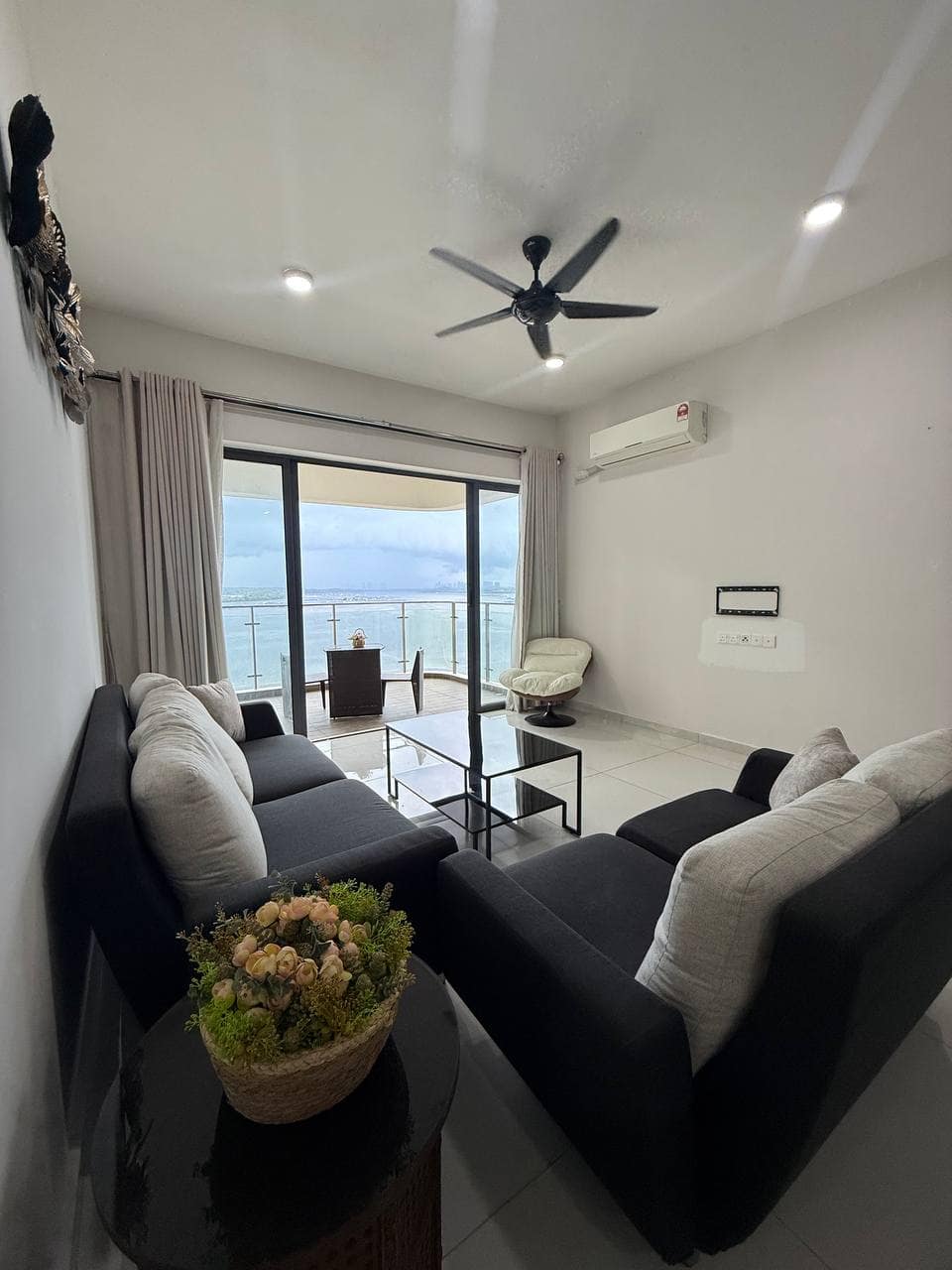 Condo Country Garden Danga Bay – photo 1