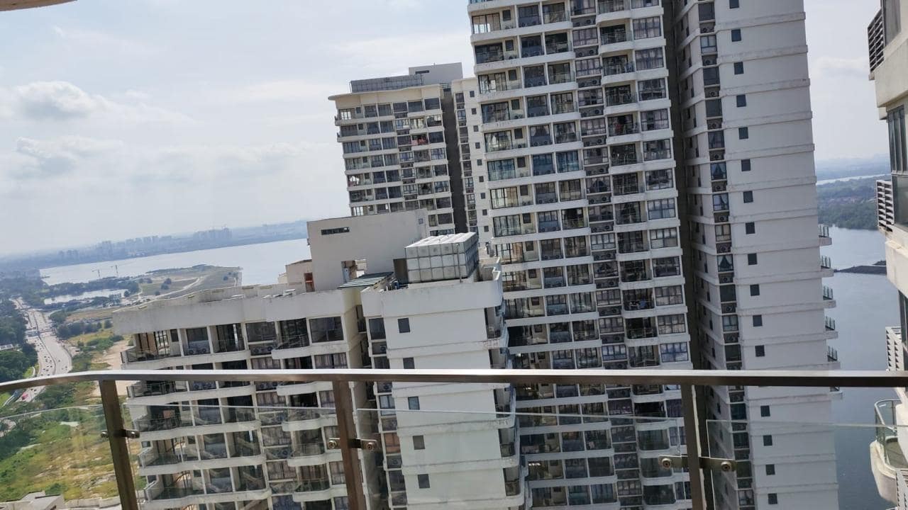 Condo Bay Laurel @ Country Garden Danga Bay – photo 1