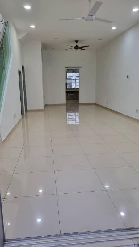 Double Storey Terrace LA Garden – photo 1