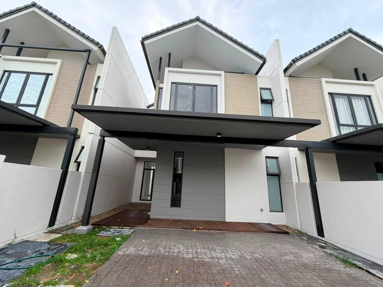 2-Storey Terrace Avira Medini – photo 1