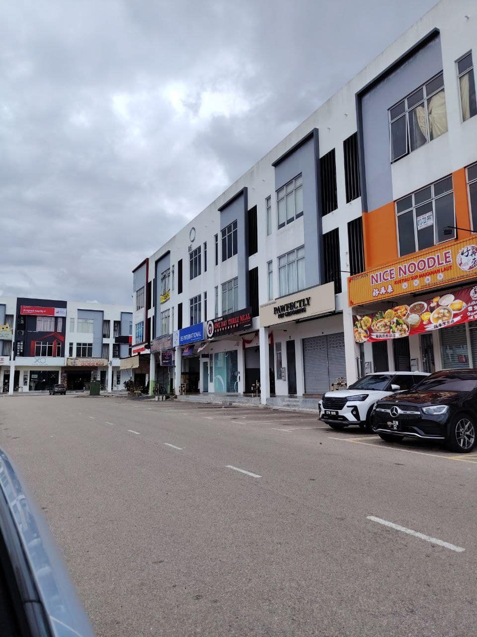 3-Storey Shoplot Austin Crest – photo 1