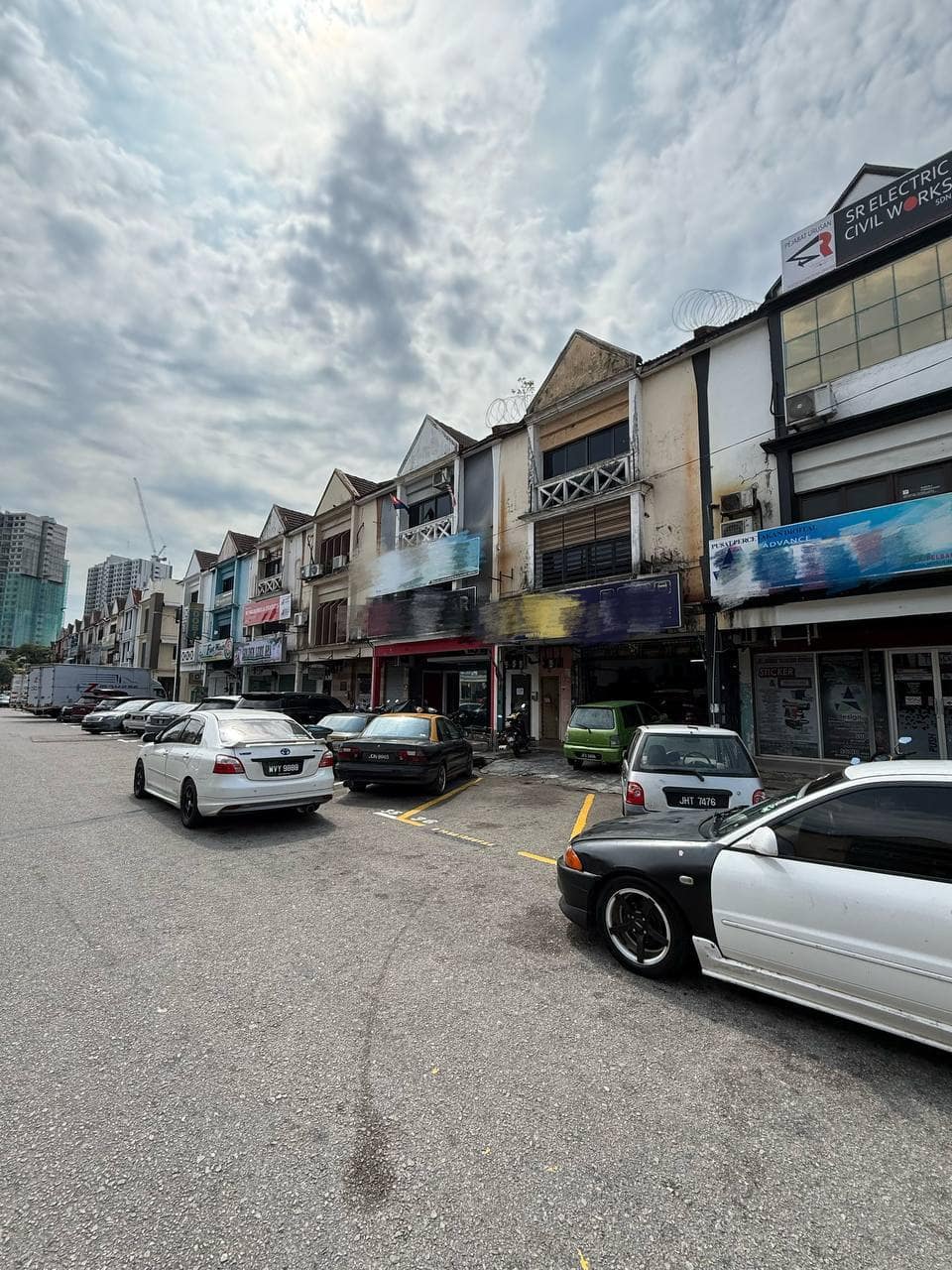 3-Storey Shoplot Taman Tampoi Utama – photo 1