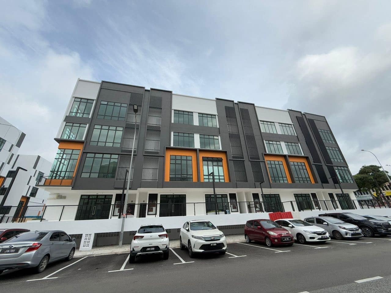 4 Storey Shoplot Intermediate Taman Pelangi – photo 1