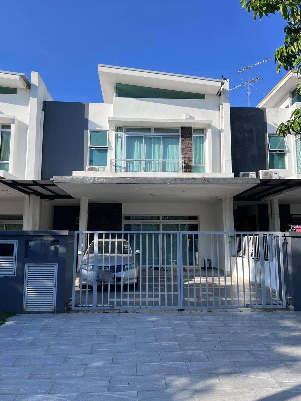*For Sale*
*Two unit next door有两间隔壁出售*
The Hills… – photo 1
