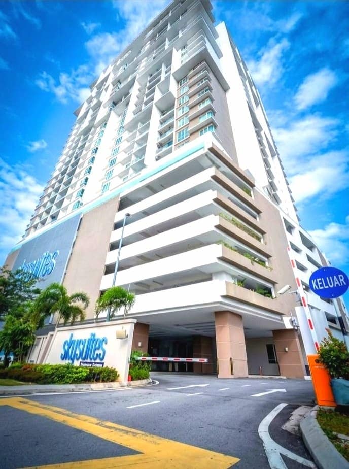 FOR RENT Sky Suites
Address: Jalan Bukit Meldrum… – photo 1