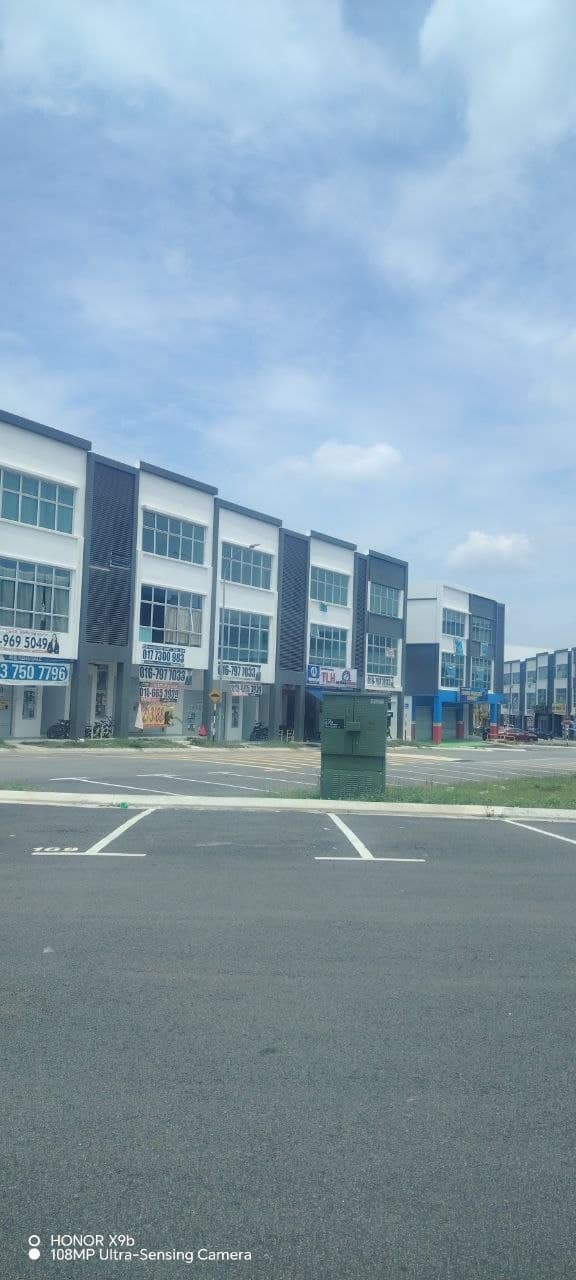 3-Storey Shop Lot Jalan Puncak 2 – photo 1
