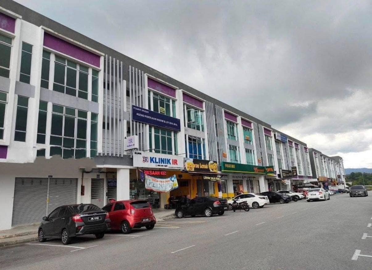 3-Storey Shop Lot Senai Utama – photo 1